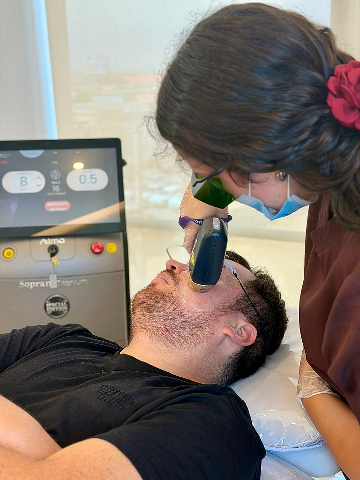 Equipo Soprano Titanium listo para sesión de depilación láser