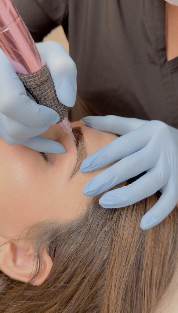 Micropigmentación de cejas en detalle