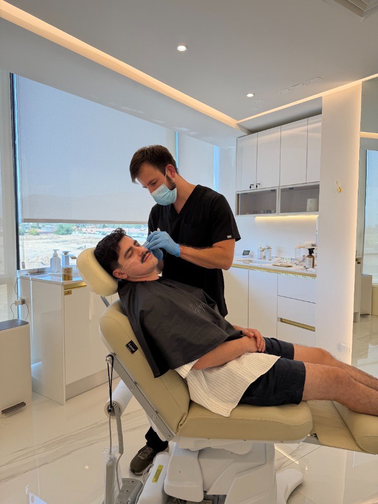 Protocolo facial masculino con film guía en mandíbula, atención médica en clínica