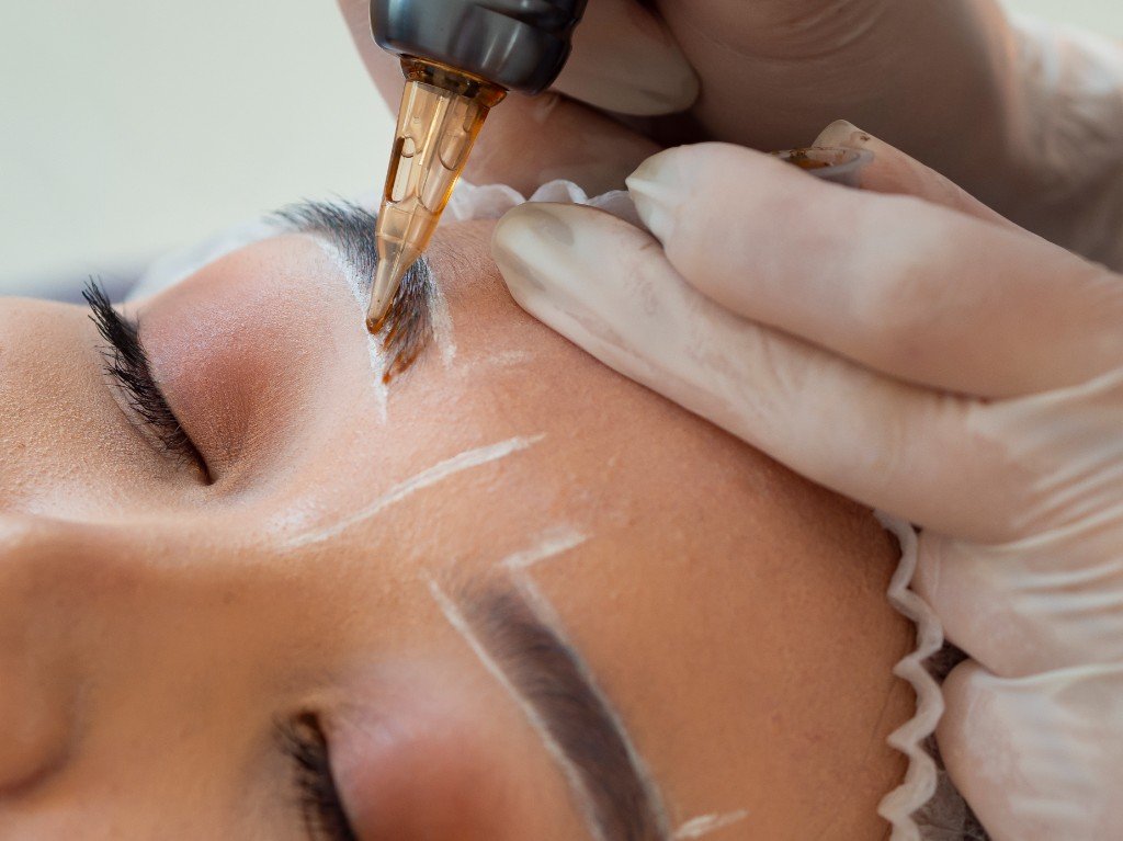 Micropigmentación de cejas en procedimiento